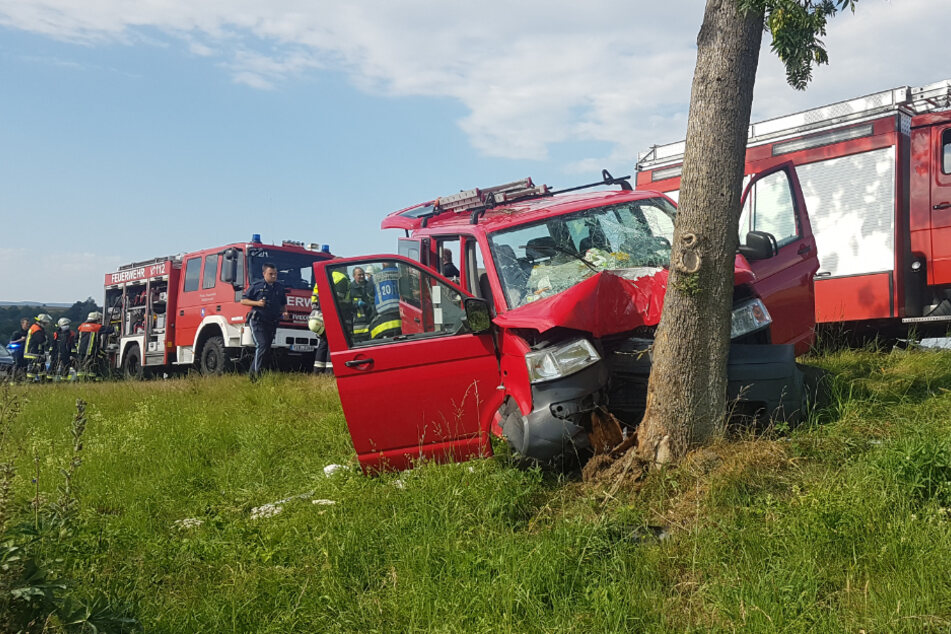 Einsatzkräfte stehen an der Unfallstelle auf der B22 in der Oberpfalz.