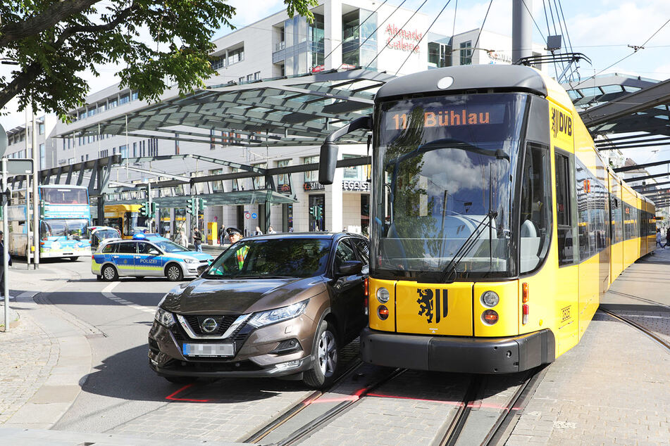 Der Nissan krachte auf dem Postplatz in die Seite der Straßenbahn-Linie 11.