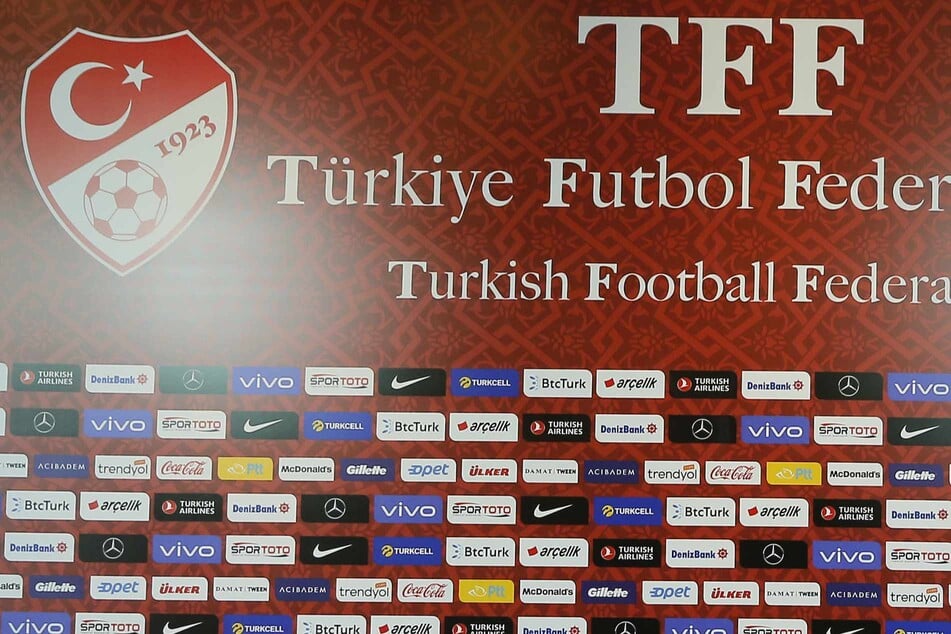 Der türkische Fußballverband TFF informierte über den Tod des jungen Fans und sprach der Familie sein Beileid aus.