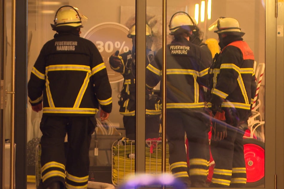 Die Hamburger Feuerwehr war am Samstagabend im Elbe Einkaufszentrum im Einsatz. In einem Restaurant war ein Brand ausgebrochen.