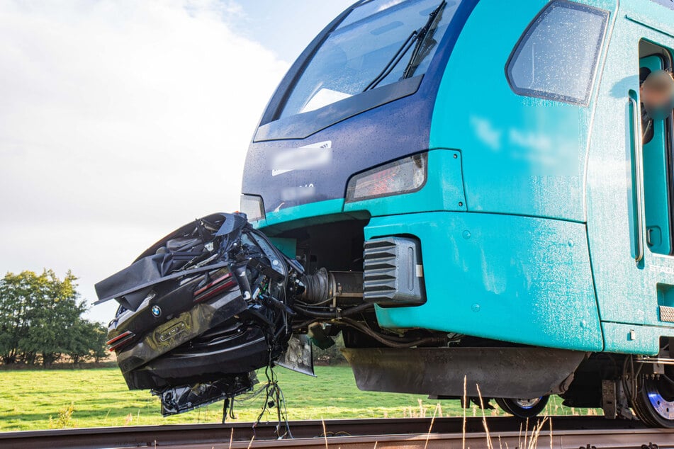 Am Mittwochmorgen wurde ein BMW von einer Regionalbahn an einem Bahnübergang in Mildstedt erfasst.