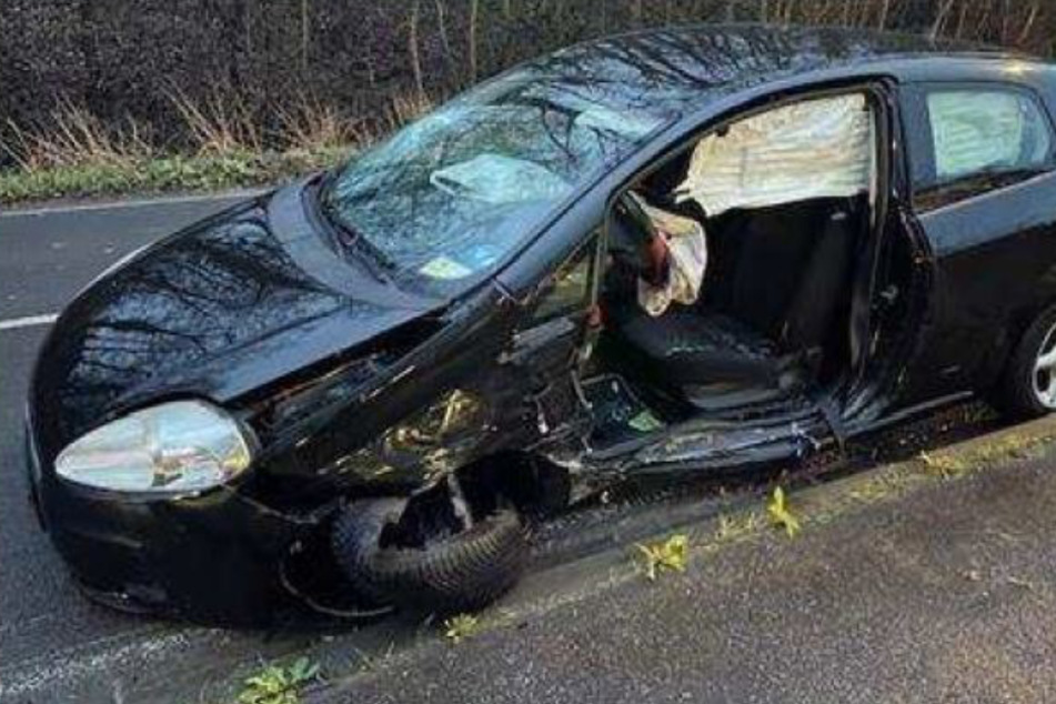 Der Fiat des 49-Jährigen wurde bei dem Unfall ebenso hart beschädigt wie ...