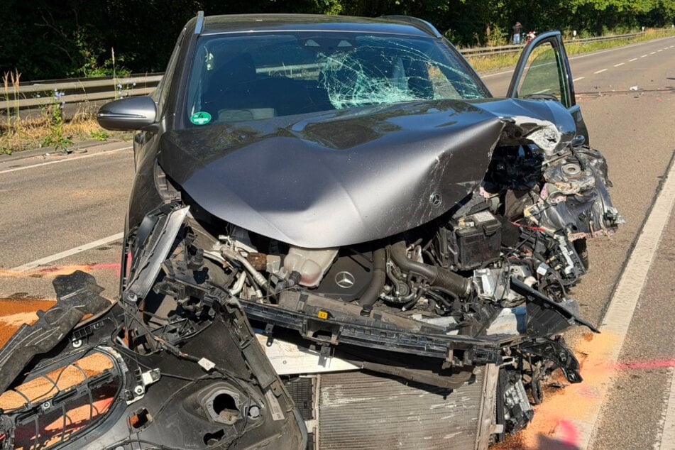 Heftiger Frontalunfall: 19-Jährige brettert in entgegenkommenden Ford