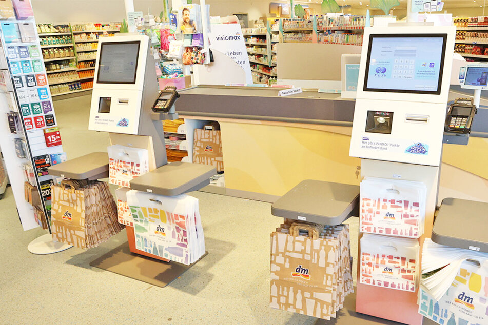 Im umgebauten dm-Markt finden Kunden jetzt Self-Check-Kassen.