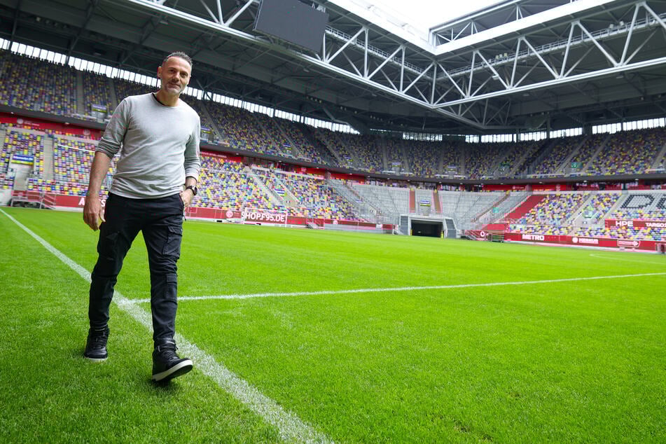 Die Ränge hinter Alexander Ende sollen sich heute Abend in Rot und Weiß füllen.