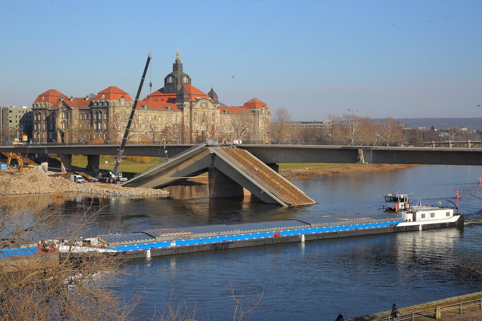 Nach fünf Monaten Zwangspause: Erst im Februar 2025 konnten Güterschiffe wie "Dick I" von der tschechischen Reederei EVD wieder die Carolabrücke passieren.