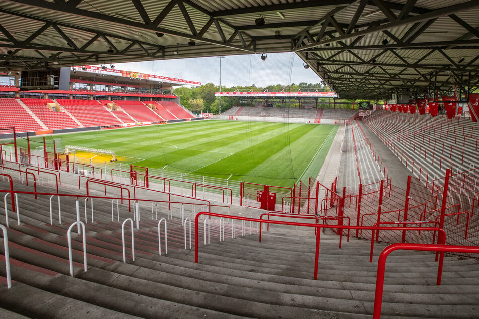 Ein Blick in das Stadion "An der Alten Försterei", dem Heimstadion des Fußball-Bundesligisten 1.FC Union Berlin. (Archivbild)