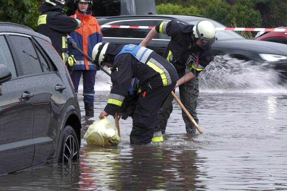 Das Bild zeigt die Feuerwehr am Samstag in Nürnberg: Heftige Regenfälle haben in Teilen Bayerns Straßen überflutet und Keller unter Wasser gesetzt.