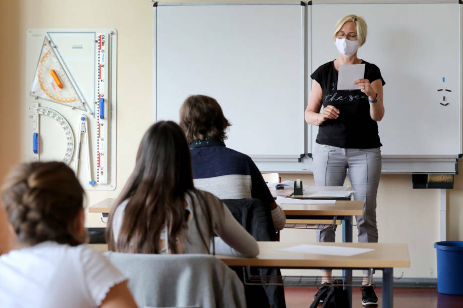 Vertreter von Lehrern und Eltern in Hessen blicken wegen der Corona-Pandemie mit Sorgen auf den Schulstart nach den Herbstferien am Montag. (Symbolbild)