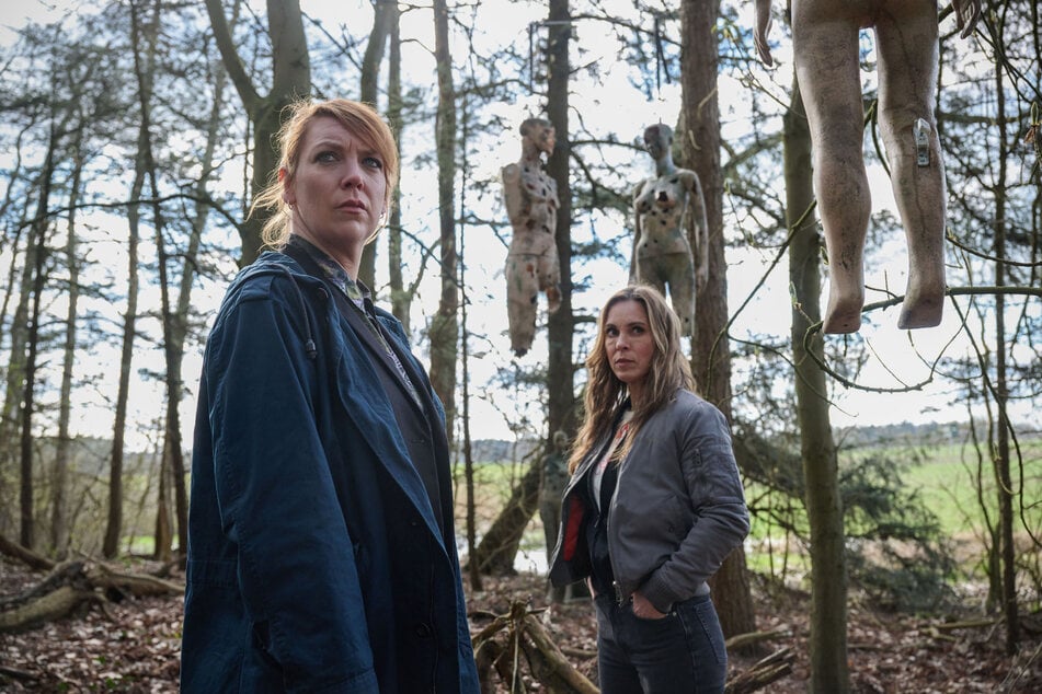 Wer treibt hier sein Unwesen? Melly (Lina Beckmann 44, l.) und Katrin (Anneke Kim Sarnau, 53) finden zerschossene Schaufensterpuppen im Wald.