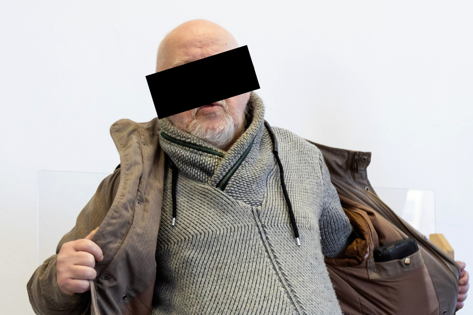 Rentner Fritz M. (75) nimmt auf der Anklagebank Platz.