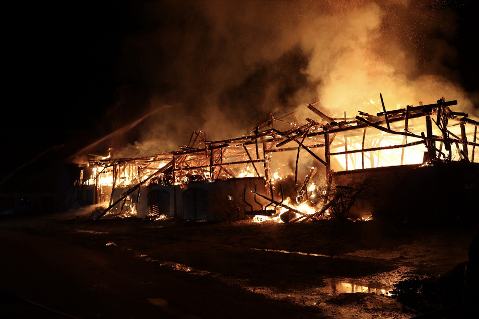 Eine Lagerhalle im Unterallgäu fiel einem Großbrand zum Opfer.