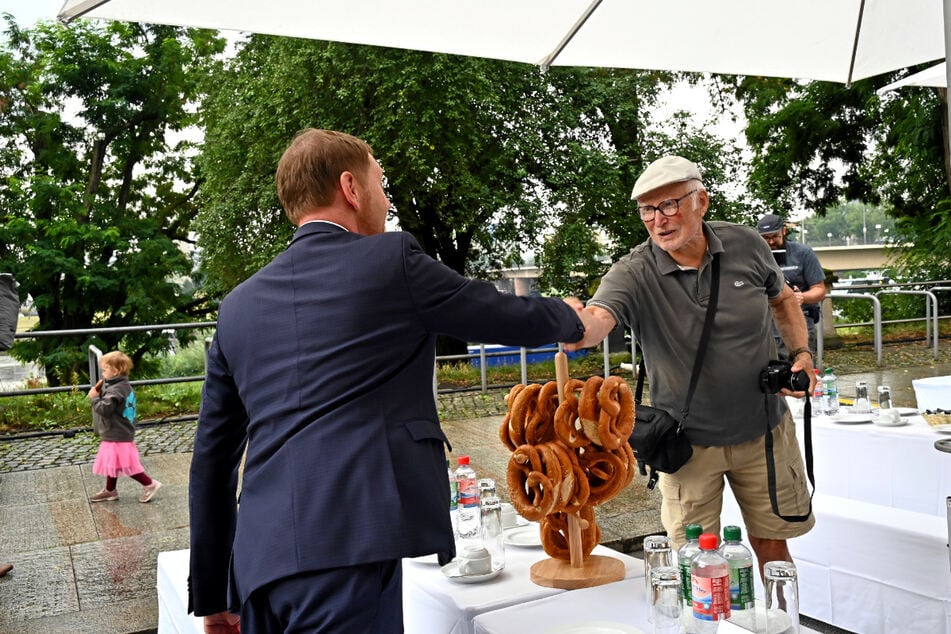 Als Ministerpräsident Michael Kretschmer (49, CDU) einen interessierten Bürger begrüßte, war noch alles in Ordnung ...