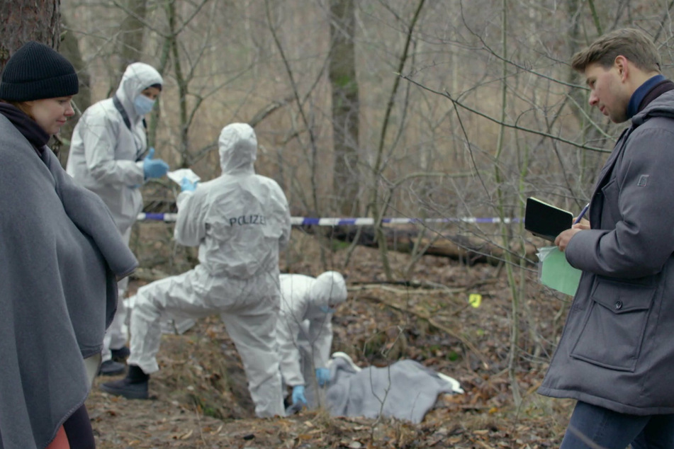 Benjamin Trinks (30, r.) übernimmt bei "Gute Zeiten, schlechte Zeiten" die Ermittlungen in dem schrecklichen Mordfall.