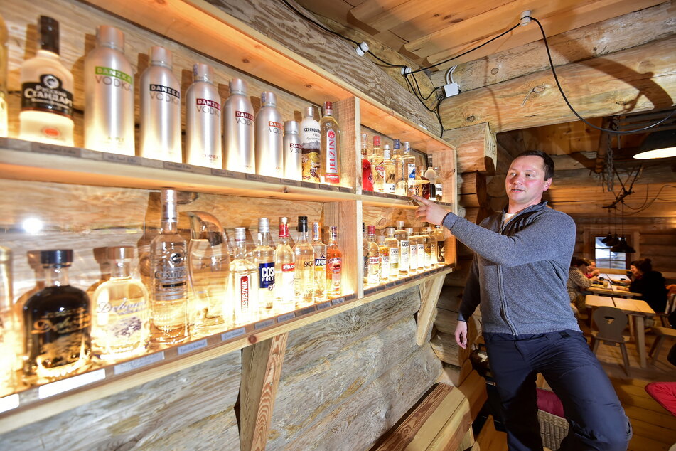 René Wisgickl (40) präsentiert einen Teil der Wodka-Sammlung.