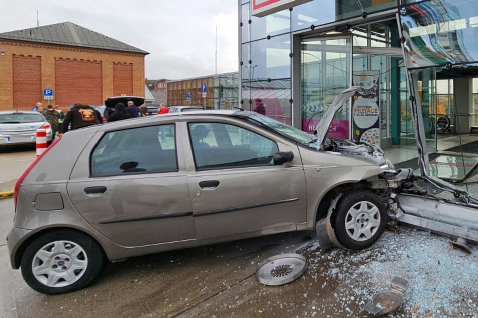 Schwerer Unfall auf Parkdeck: Fiat kracht in Eingang von Sachsenallee