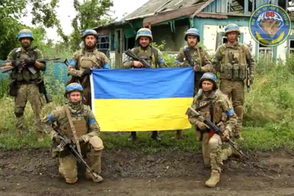 Ukrainische Soldaten haben offenbar das Dorf Storoschewe zurückerobert.