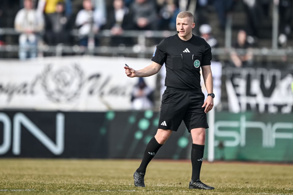 Schiri Timo Gansloweit brachte in der Vorsaison kein Glück, pfiff aber diese Serie einen Derbysieg.