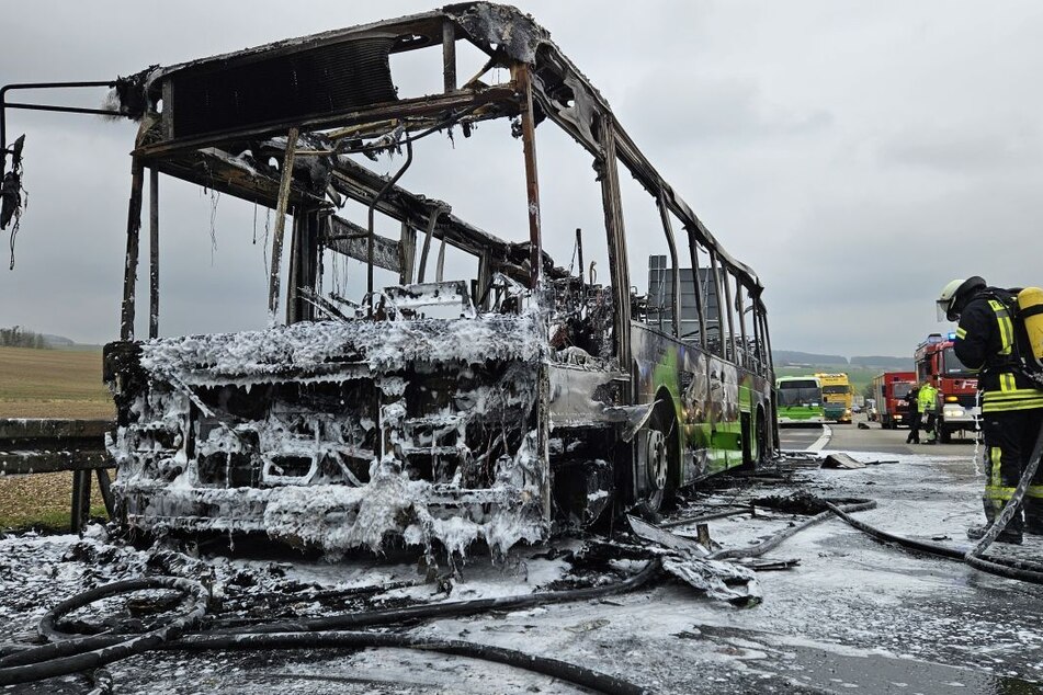 Der ausgediente Reisebus brannte binnen kürzester Zeit komplett aus.
