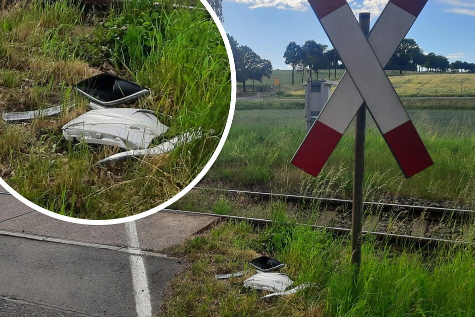 Auto streift Zug: Fahrer flüchtet mit beschädigtem Auto!