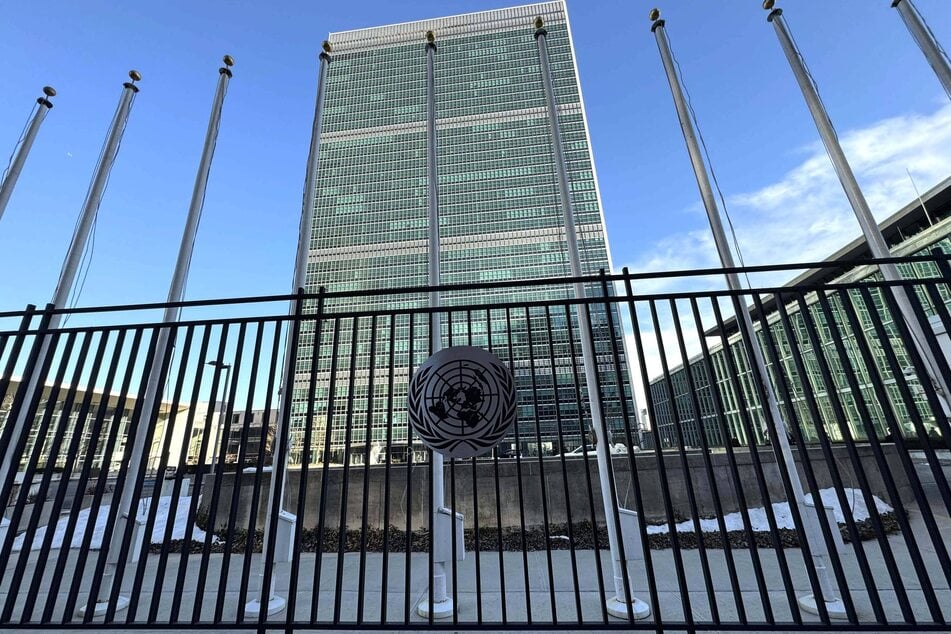 A reported pro-Tibet campaigner died after setting himself on fire outside the UN's headquarters in New York on Thursday.
