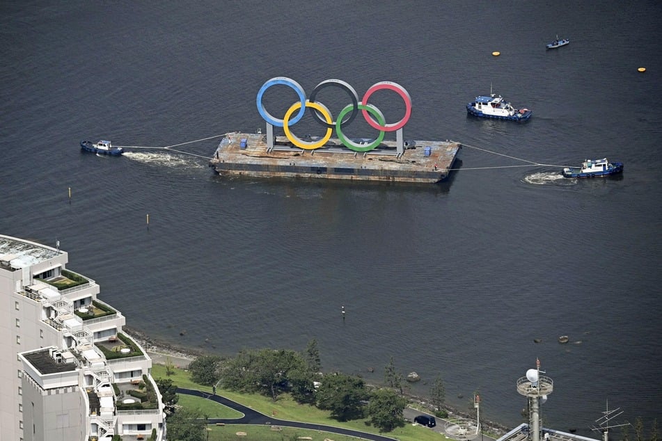 Blick aus einem Hubschrauber auf die Olympischen Ringe in der Bucht von Tokio.