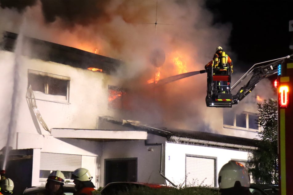 Über Drehleitern bekamen die Einsatzkräfte den Brand in den Griff.