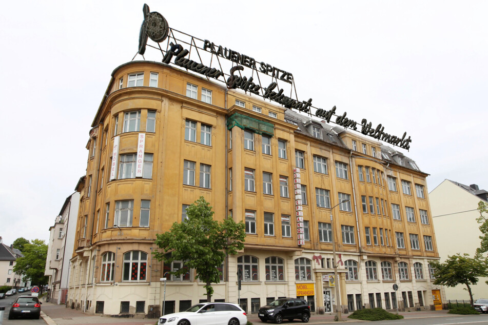 Riesige DDR-Reklame kehrt zurück: Bald grüßt die Spitzenstadt wieder mitten in Plauen