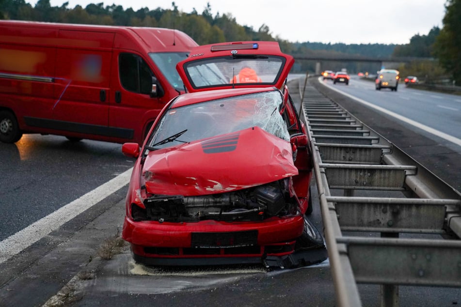 Bei einem Unfall auf der A93 sind eine 42 Jahre alte Autofahrerin und ihr vierbeiniger Begleiter ums Leben gekommen.