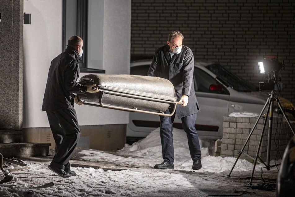 Bestatter tragen einen Sarg aus dem Brandhaus in Radevormwald.