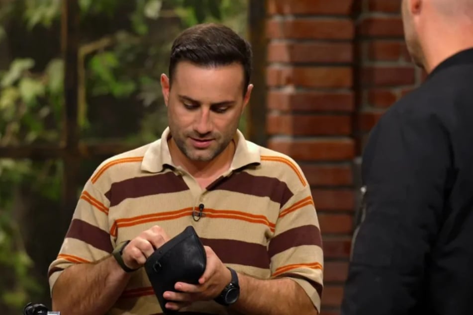 Antiquitätenhändler David Suppes (37) ersteigert sich den Silberschatz für 440 Euro.