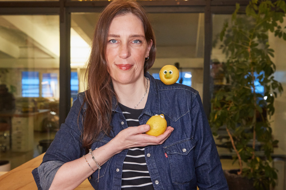 Die Künstlerin Birte Maskallis mit zwei ihrer Bewohner aus der "Zitronen-WG".