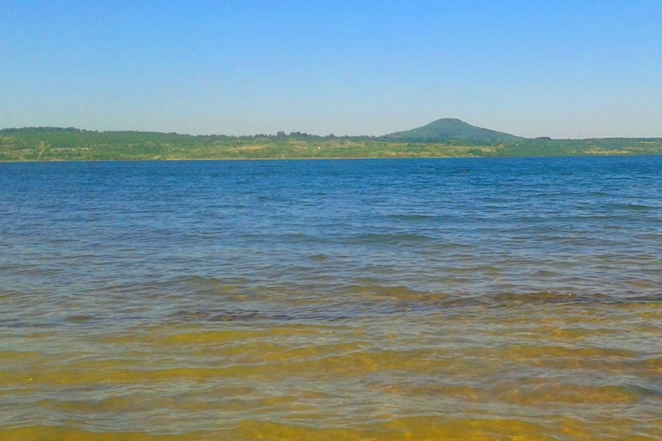 Beim Baden im Berzdorfer See hat man einen schönen Blick auf die Landeskrone.