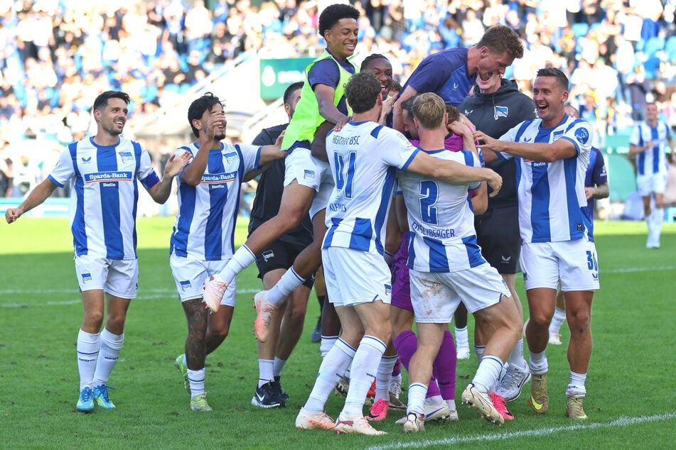 Die Hertha-Stars bedanken sich beim Elfer-Held.