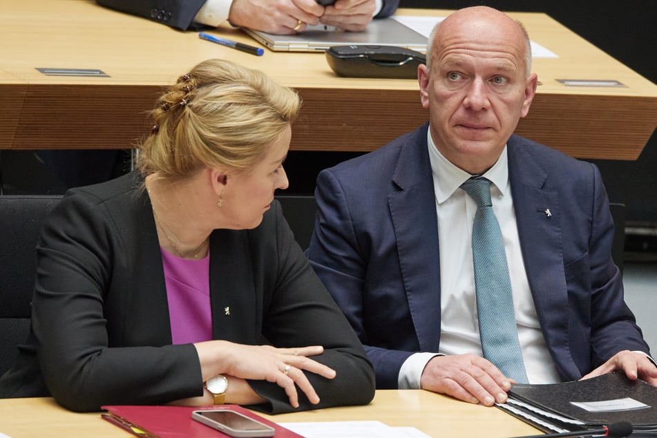 Bürgermeister Kai Wegner (52, CDU, r.) verteidigte den harten Sparkurs, Wirtschaftssenatorin Franziska Giffey (46, SPD) war am Dienstag noch zuversichtlich.