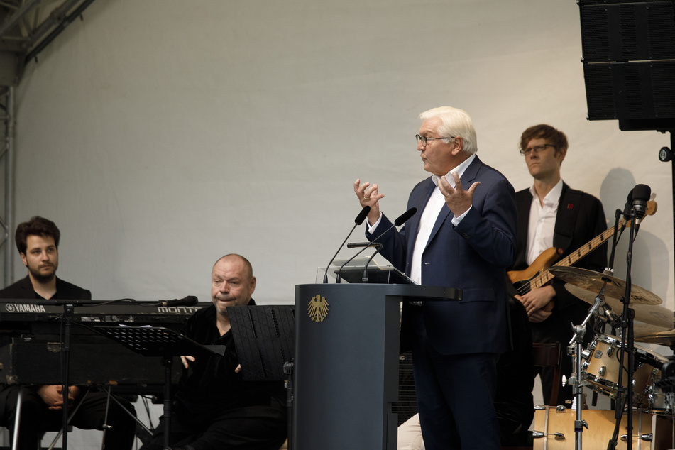 Berlin: Bundespräsident Frank-Walter Steinmeier (2.v.r) spricht zu Beginn eines Jazzkonzerts mit "Thomas Quasthoff & Friends“ im Garten im Schloss Bellevue.