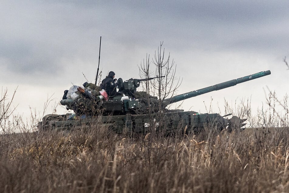 Ein ukrainischer Panzer nahe der heftig umkämpften Stadt Bachmut im Donbas. Nach eigenen Angaben benötigt das bedrängte Land dringend mehrere hundert zusätzlich Kampfpanzer