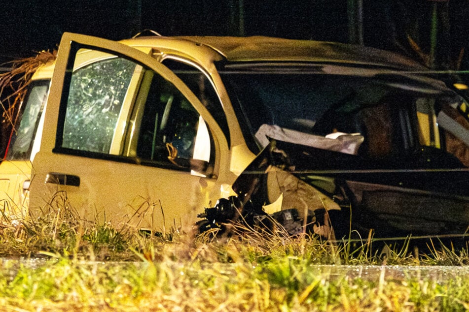 Unfall auf der L3095: Ein 42 Jahre alter Autofahrer wurde bei dem Crash schwer verletzt.