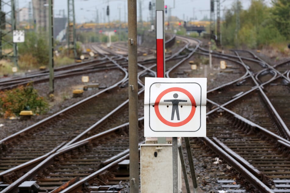 Ein Mann kam bei einem schweren Arbeitsunfall an Bahngleisen ums Leben. (Symbolfoto)