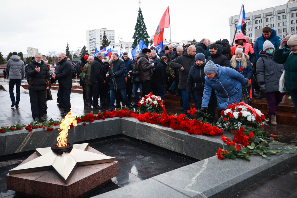 Bei der Trauerfeier in Samara legten zahlreiche Russen Blumen nieder.