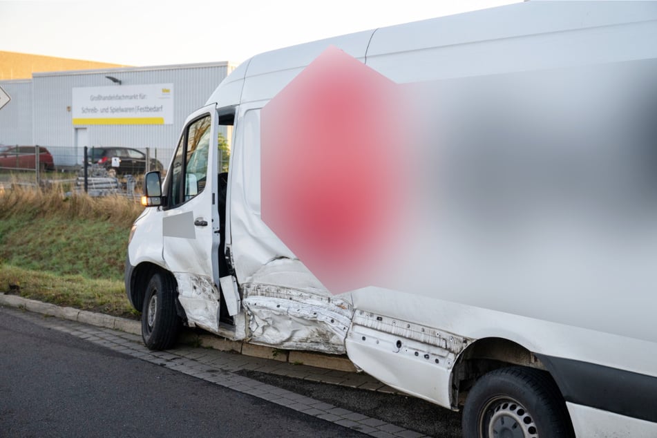 Auch der Transporter hat einiges abbekommen. Außerdem sollen beide Fahrer verletzt worden sein.