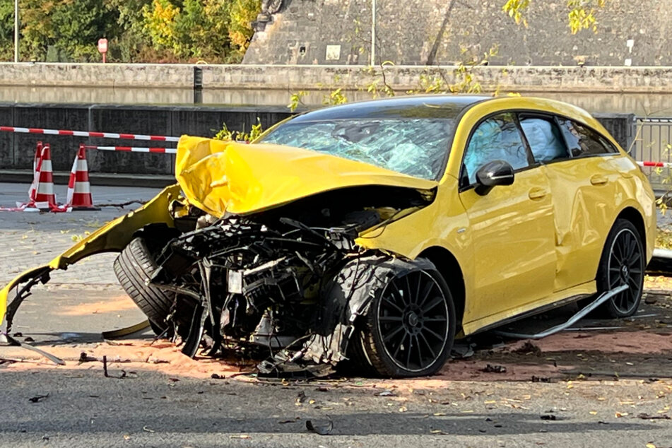 Der 59-Jährige war in seinem gelben Mercedes aus noch ungeklärter Ursache von der Straße abgekommen und gegen einen Baum gekracht.