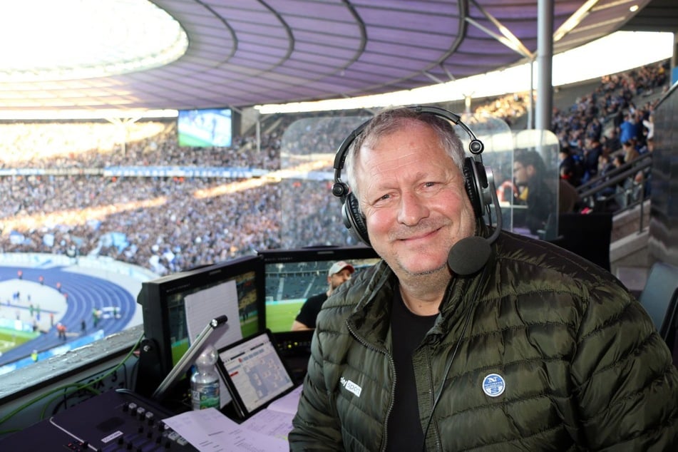 Im Rudolf-Harbig-Stadion sitzt heute für Sky Kommentator Hansi Küpper (65) am Mikrofon.