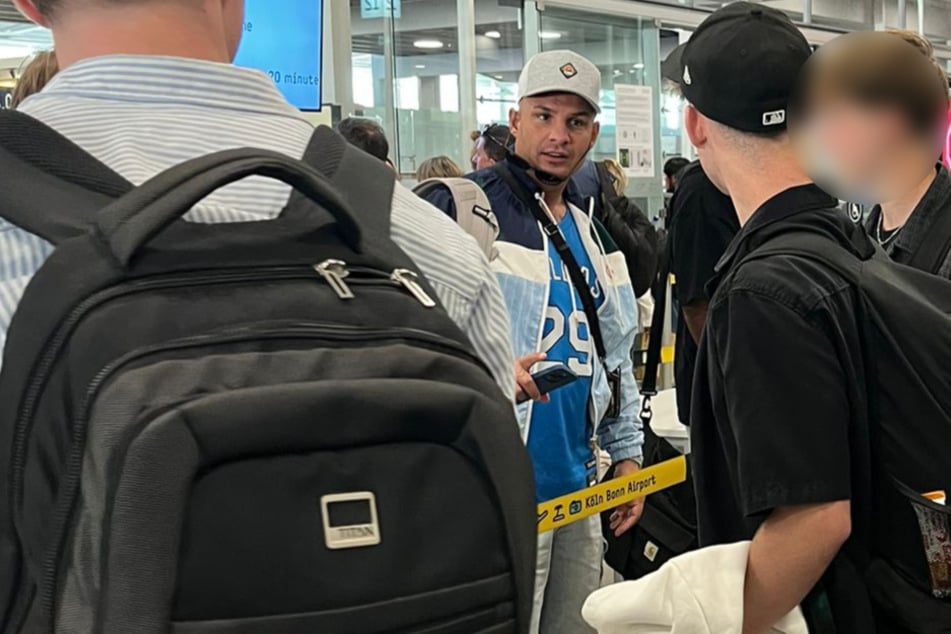 Eine TAG24-Reporterin entdeckte Pietro Lombardi am Dienstag am Flughafen Köln/Bonn. Der Sänger war da gerade auf dem Weg zu einem Auftritt.