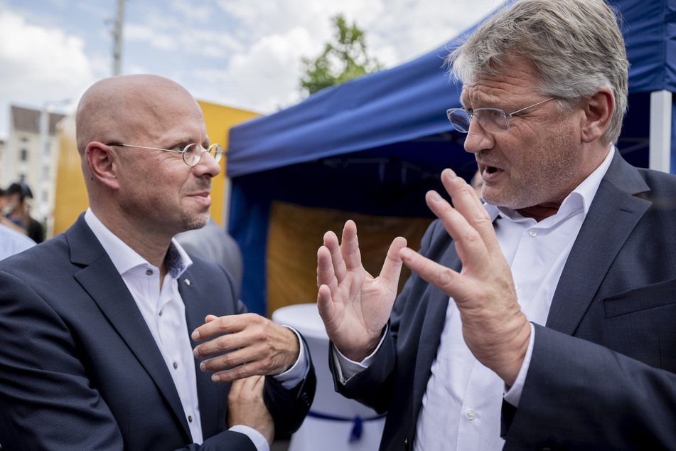 13.07.2019, Cottbus: Andreas Kalbitz (l.), damaliger Landes- und Fraktionsvorsitzender der AfD Brandenburg, und Jörg Meuthen, AfD-Parteivorsitzender im engen Austausch.