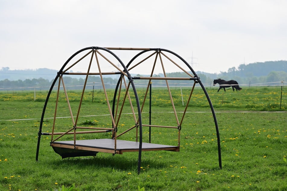 Das luftige Trampolin-Bett soll noch eine schützende Plane erhalten.