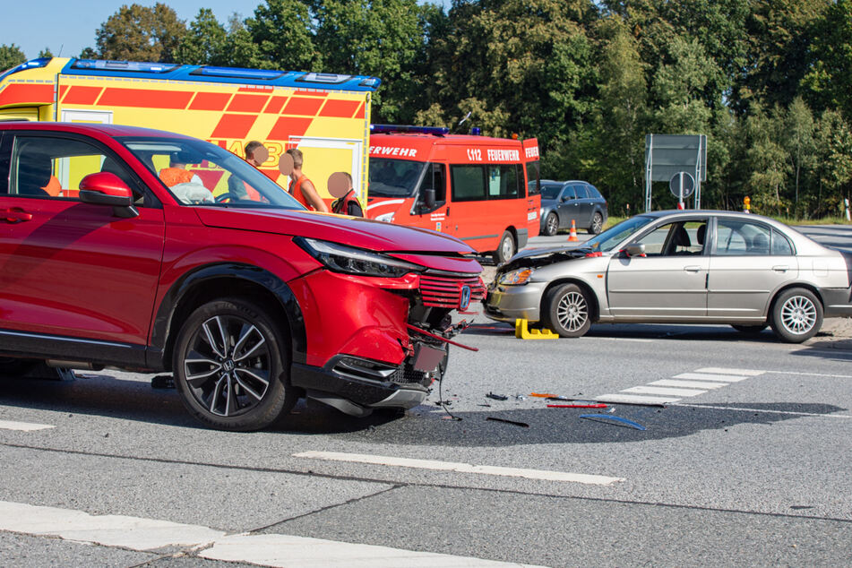 Im Neustädter Ortsteil Oberottendorf wurden fünf Personen bei einem Verkehrsunfall verletzt.