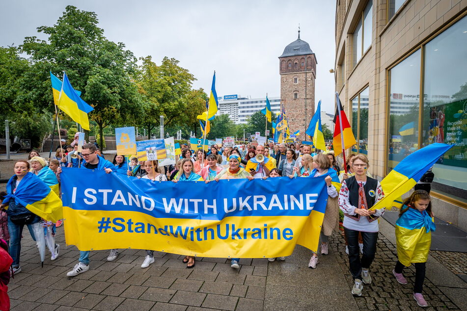Chemnitz: Trotz Krieg und Regen: Hunderte Ukrainer feiern in Chemnitz ihren Unabhängigkeitstag