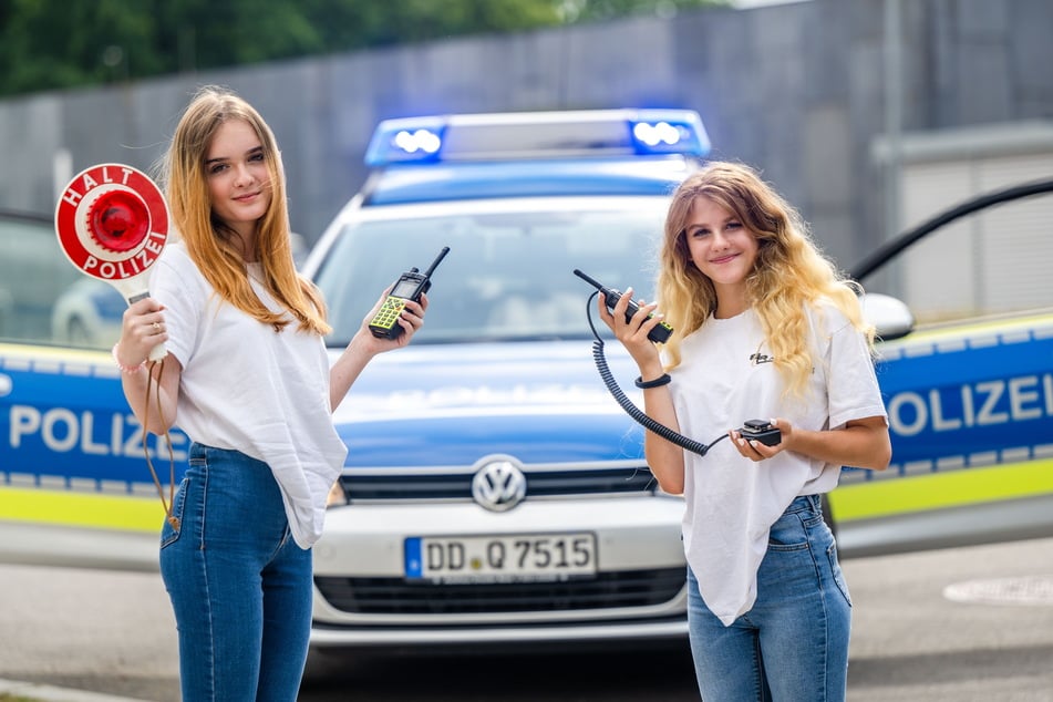Die Mädels Lavinia (l.) und Linda (beide 14) wollen einmal Ordnungshüterinnen werden. Beim Schnuppertag der Polizeifachschule durften sie schon mal üben.