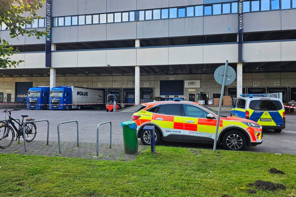 Das World Cargo Center in Norderstedt musste wegen eines Sprengstoffalarms geräumt werden. Der Kampfmittelräumdienst überprüft nun ein Paket.